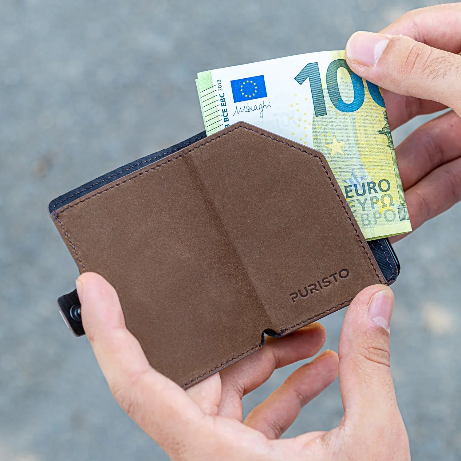 Miniwallet marrone compatto portafoglio con banconota da 100 euro inserita, protezione RFID