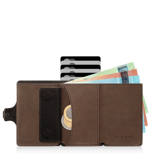 Portafoglio aperto con in vista banconote e carte di credito e 2 monete. Sfondo bianco