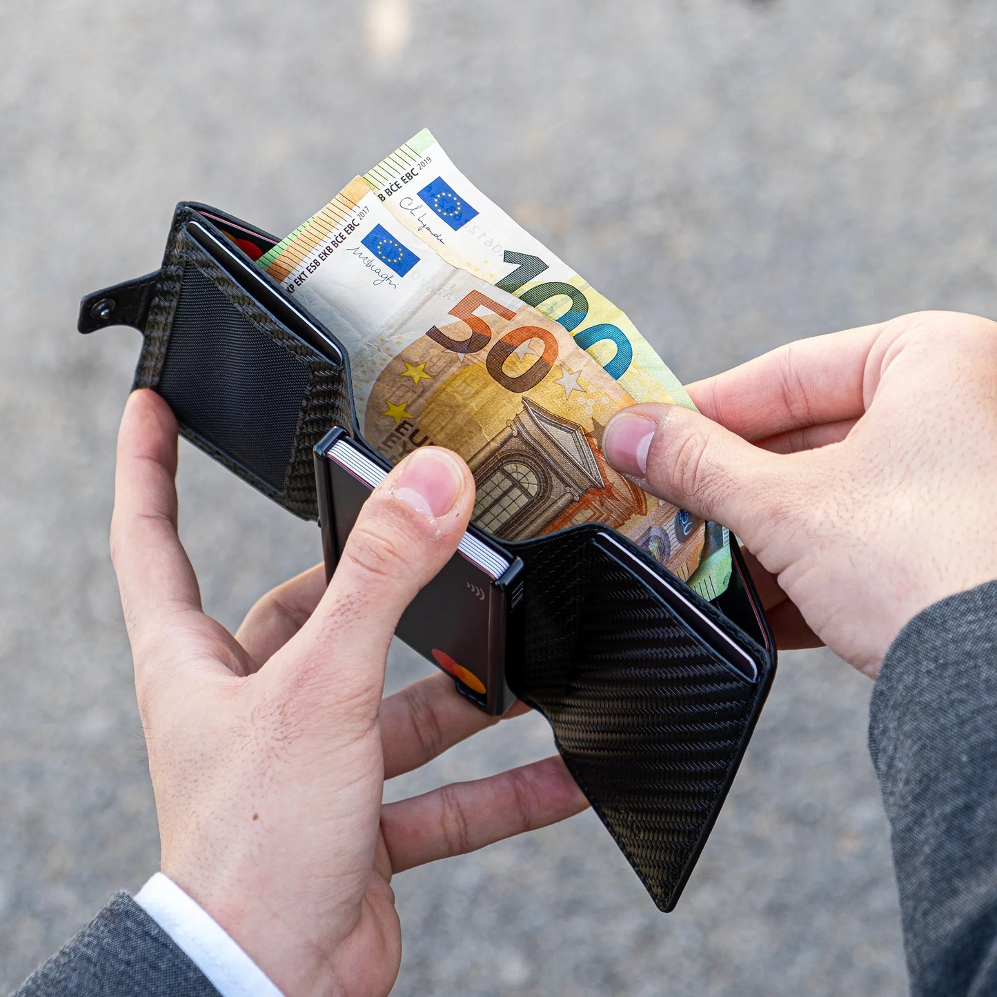 Miniwallet in fibra di carbonio con banconote euro e carte, portafoglio compatto uomo