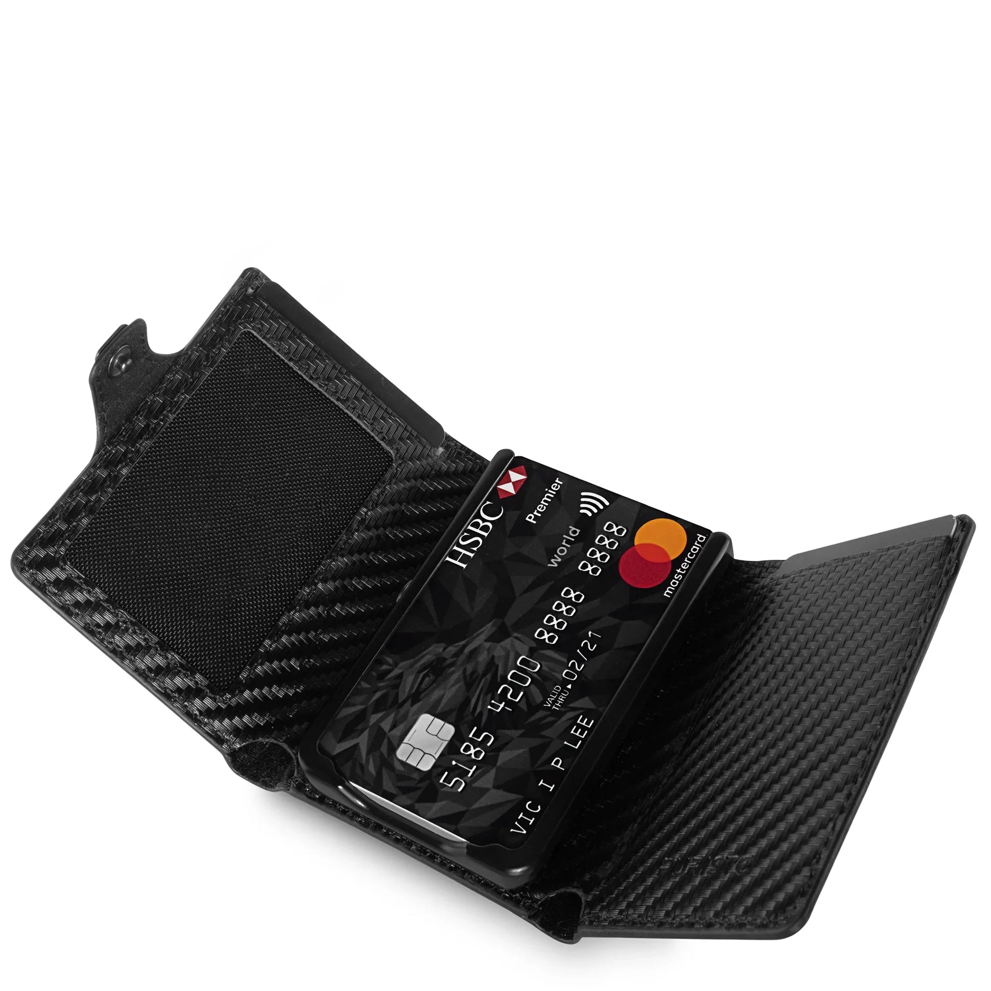 Miniwallet nero in fibra di carbonio con protezione RFID, aperto e contenente carte di credito
