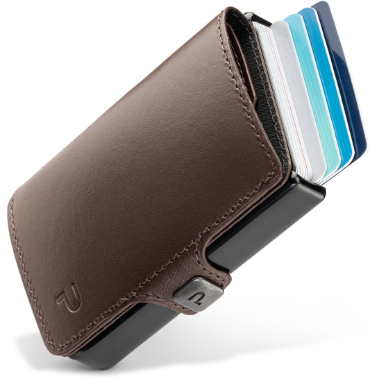 L'immagine mostra lun portafoglio di colore pelle marrone con carte di credito. Sfondo bianco