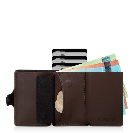 Portafoglio aperto con in vista banconote e carte di credito e 2 monete. Sfondo bianco