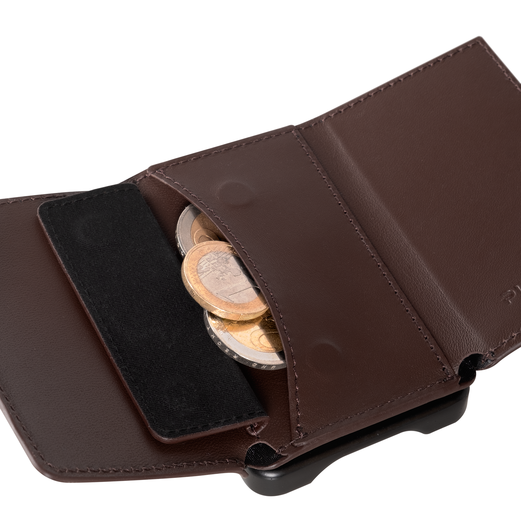 portafoglio aperto, si vedono 3 monete di cui 2 da 2euro e 1 da 1 euro. Sfondo bianco.