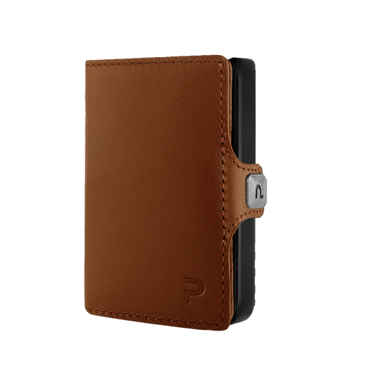 Portafoglio in posa in piedi verticale color cognac sfondo neutro