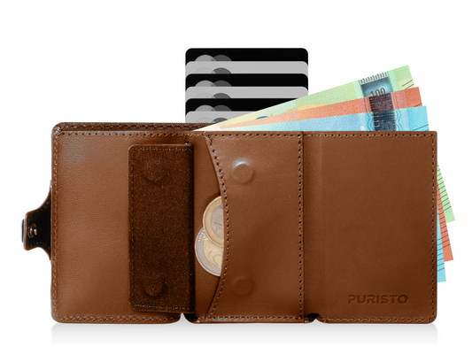 Portafoglio aperto con carte di credito in vista e banconote 