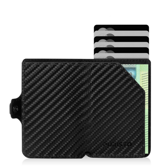 Portafoglio aperto con dietro carte di credito che spuntano e una banconota da 100 euro si intravede. Sfondo bianco.